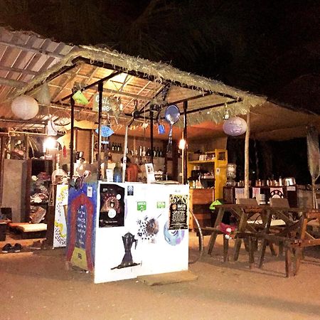 Wonderland Hostel อันจูนา ภายนอก รูปภาพ
