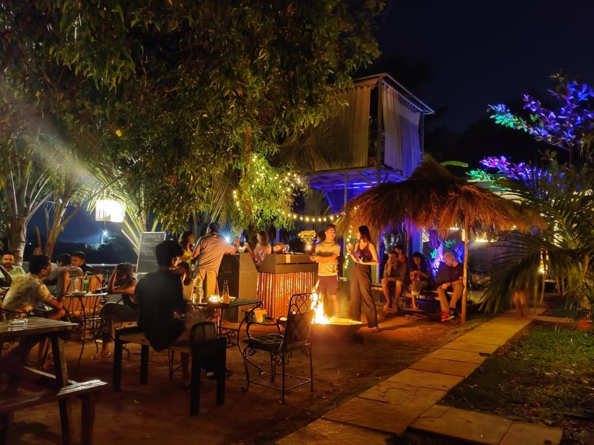 Wonderland Hostel อันจูนา ภายนอก รูปภาพ
