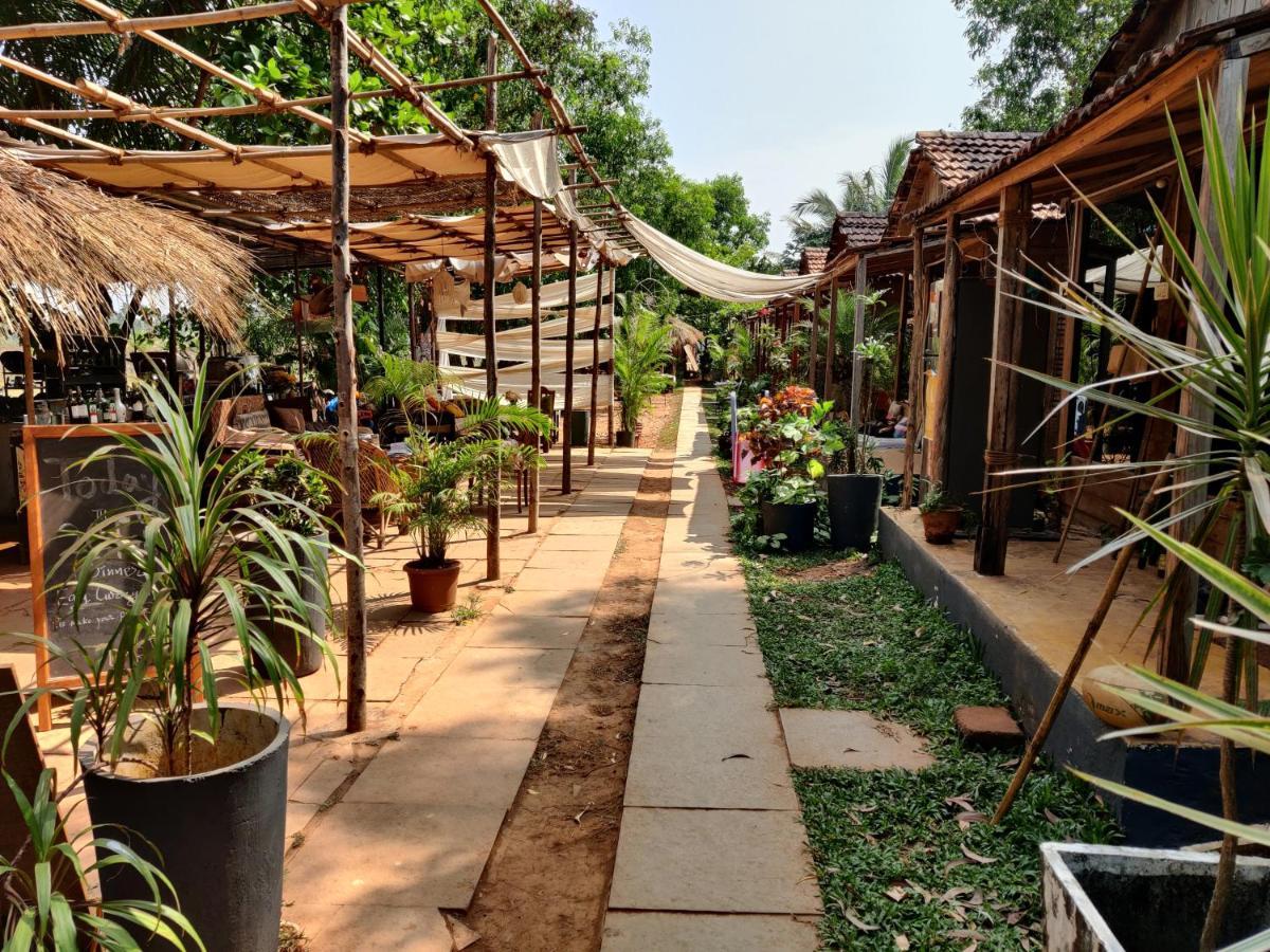 Wonderland Hostel อันจูนา ภายนอก รูปภาพ