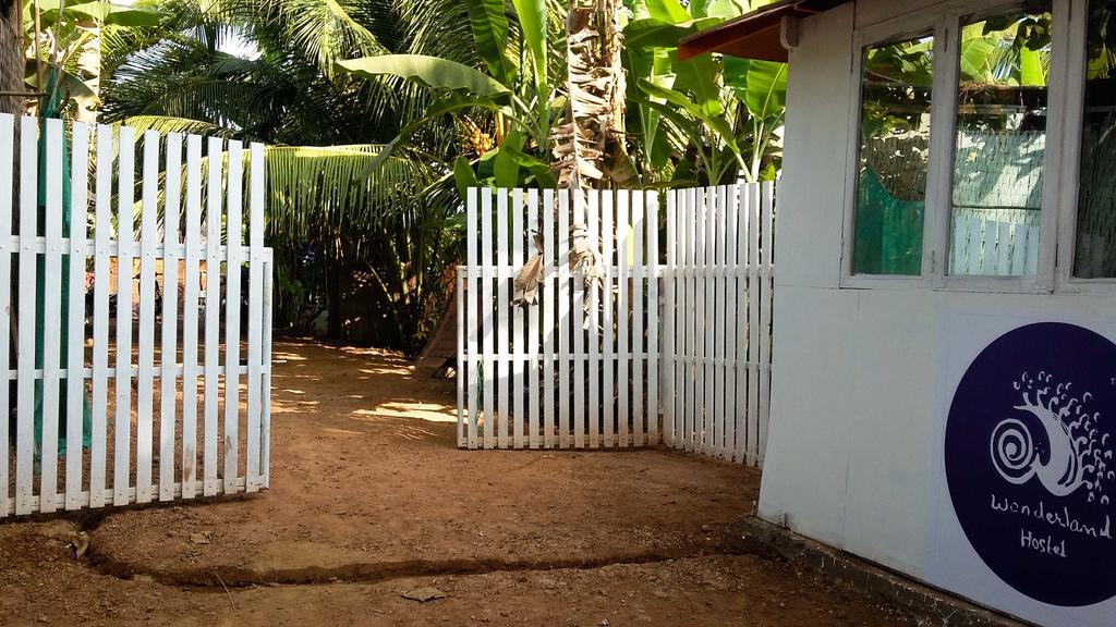 Wonderland Hostel อันจูนา ภายนอก รูปภาพ