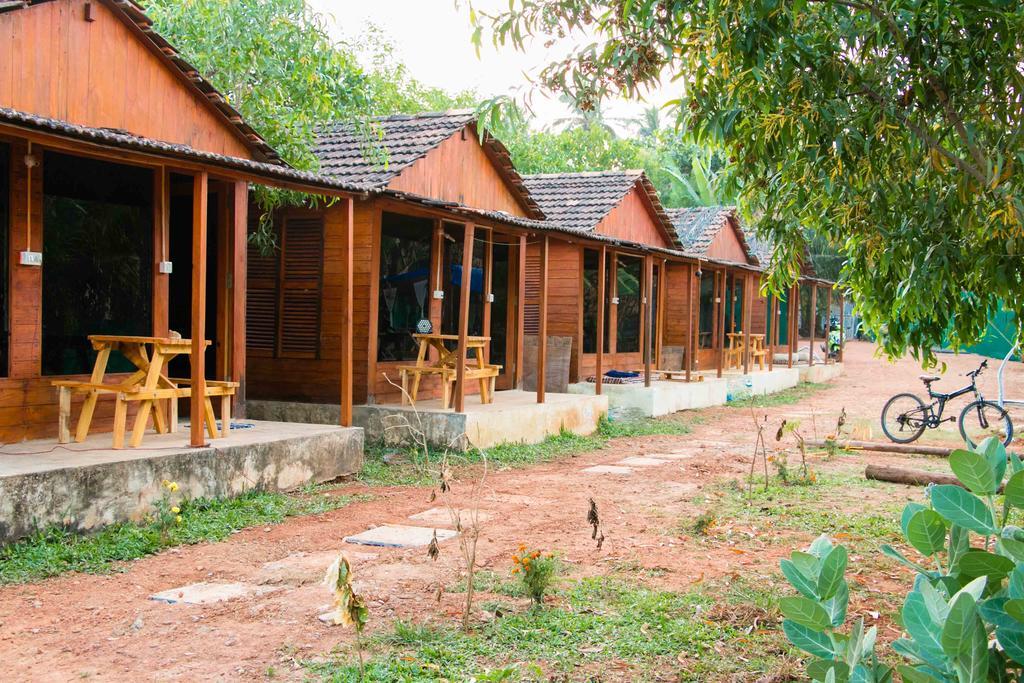 Wonderland Hostel อันจูนา ภายนอก รูปภาพ