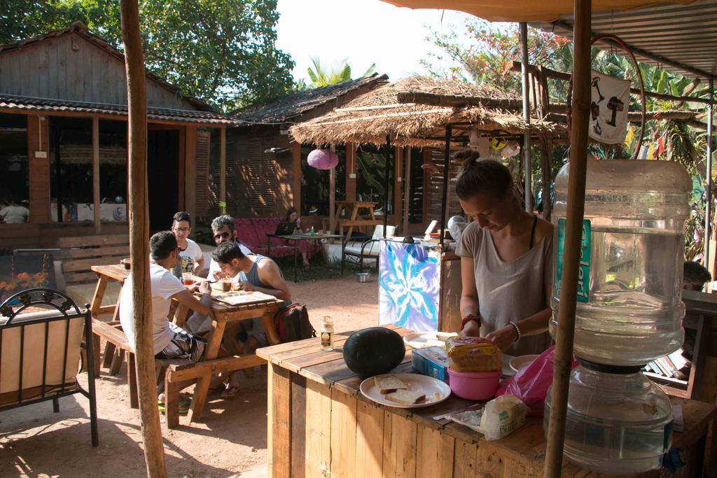 Wonderland Hostel อันจูนา ภายนอก รูปภาพ