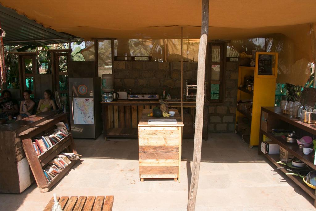 Wonderland Hostel อันจูนา ภายนอก รูปภาพ