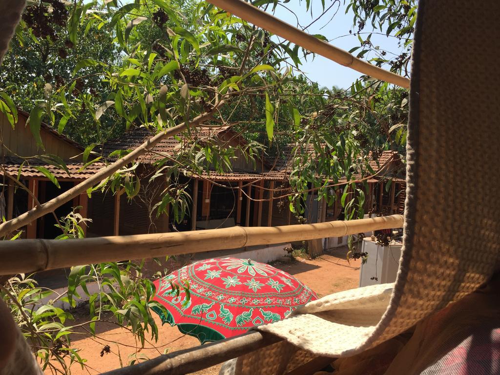 Wonderland Hostel อันจูนา ภายนอก รูปภาพ