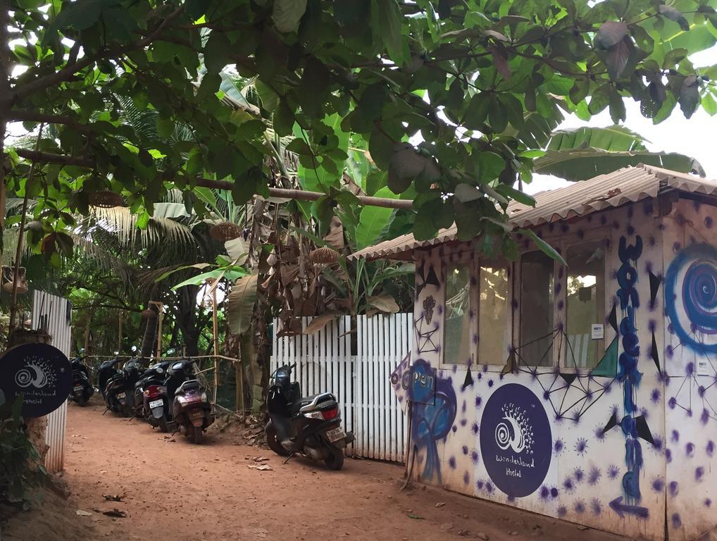 Wonderland Hostel อันจูนา ภายนอก รูปภาพ