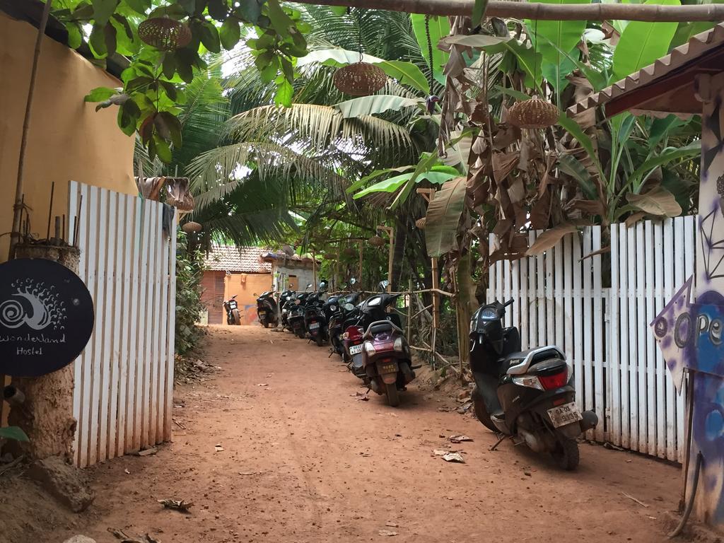 Wonderland Hostel อันจูนา ภายนอก รูปภาพ