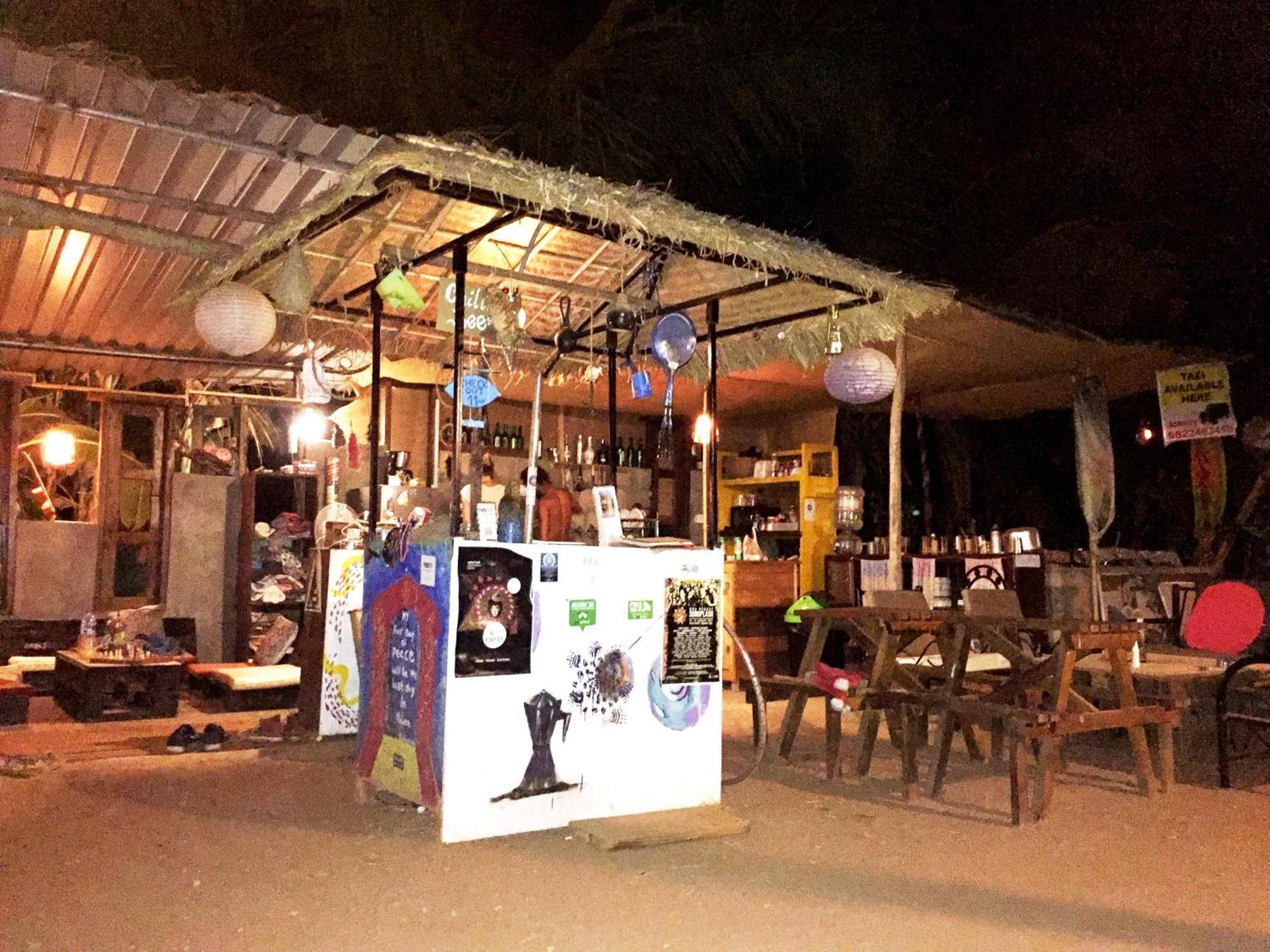 Wonderland Hostel อันจูนา ภายนอก รูปภาพ