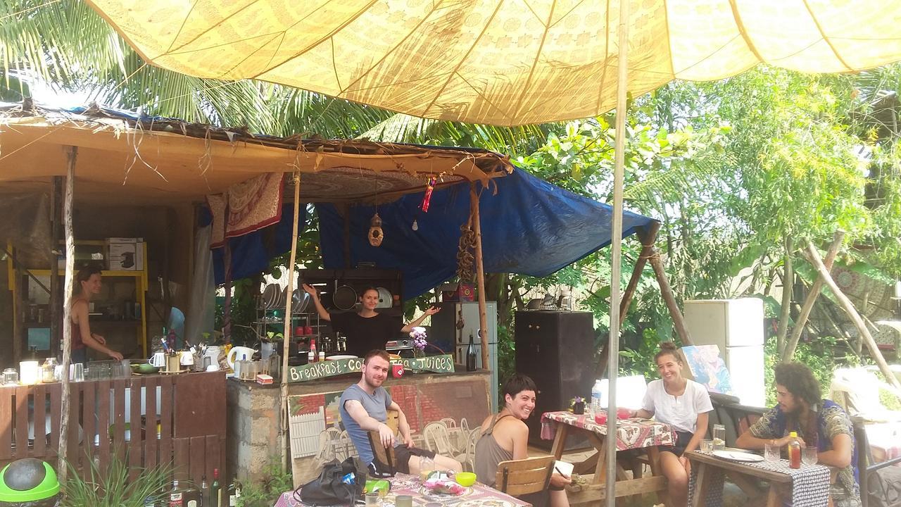 Wonderland Hostel อันจูนา ภายนอก รูปภาพ