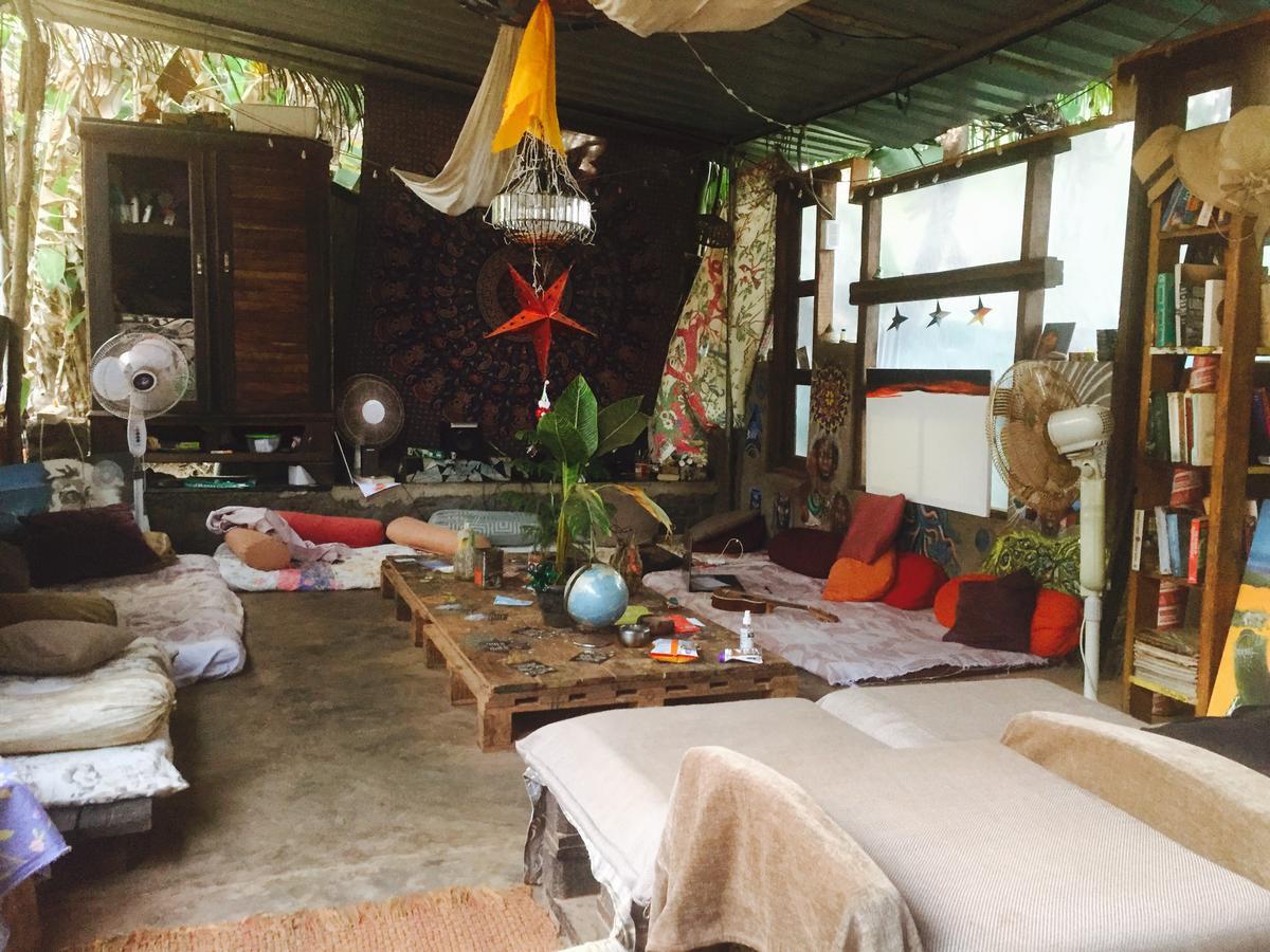 Wonderland Hostel อันจูนา ภายนอก รูปภาพ