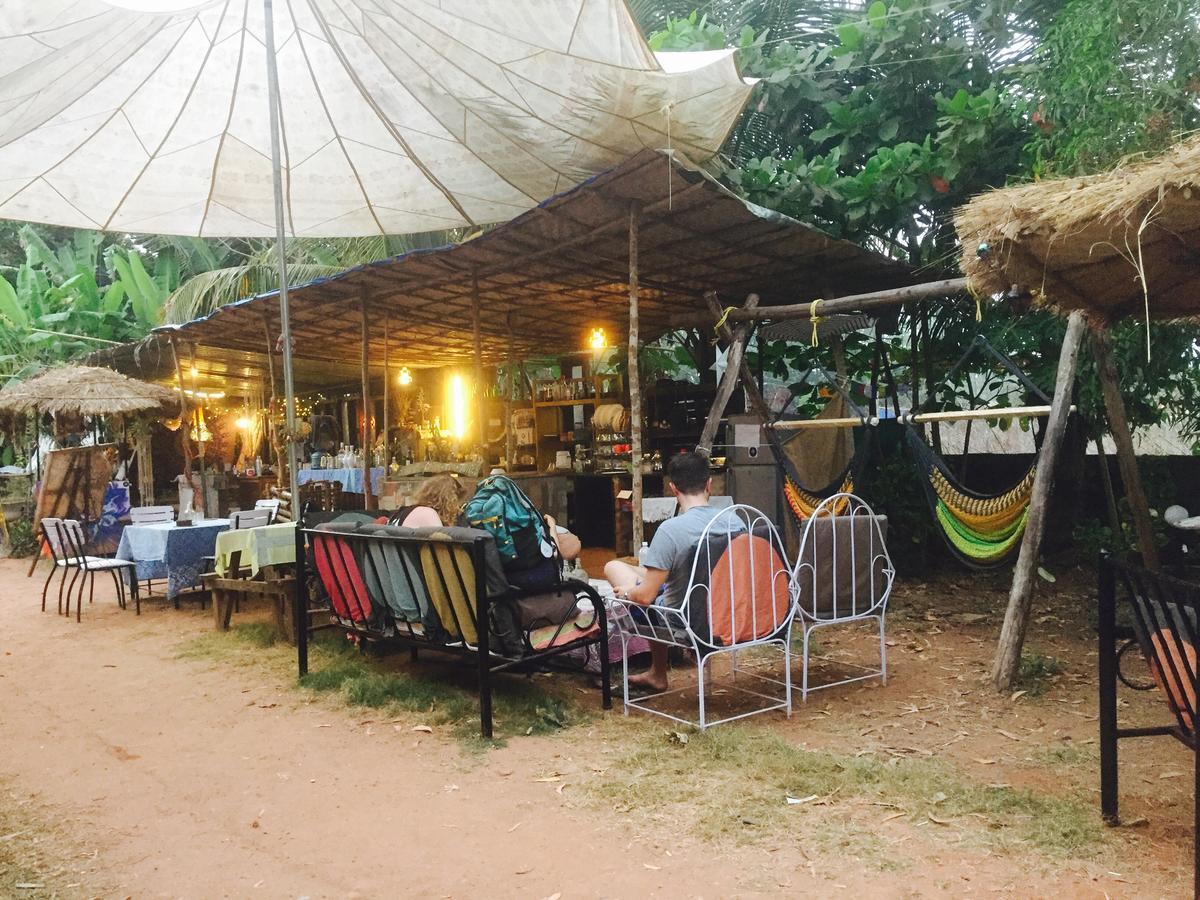 Wonderland Hostel อันจูนา ภายนอก รูปภาพ