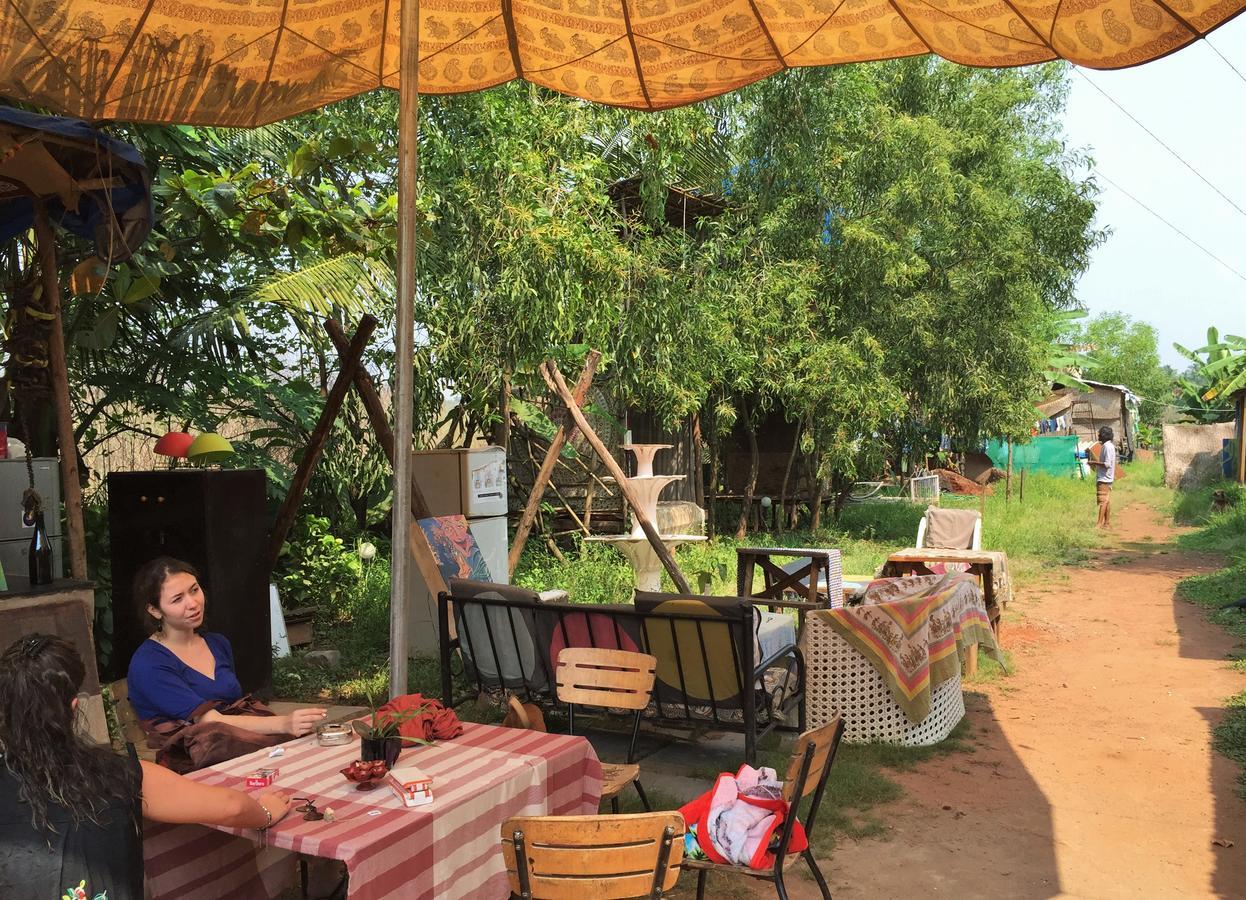 Wonderland Hostel อันจูนา ภายนอก รูปภาพ