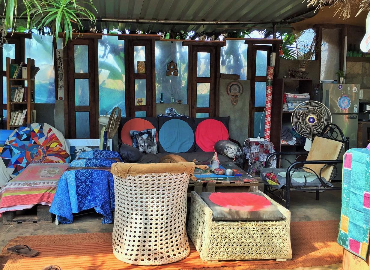 Wonderland Hostel อันจูนา ภายนอก รูปภาพ