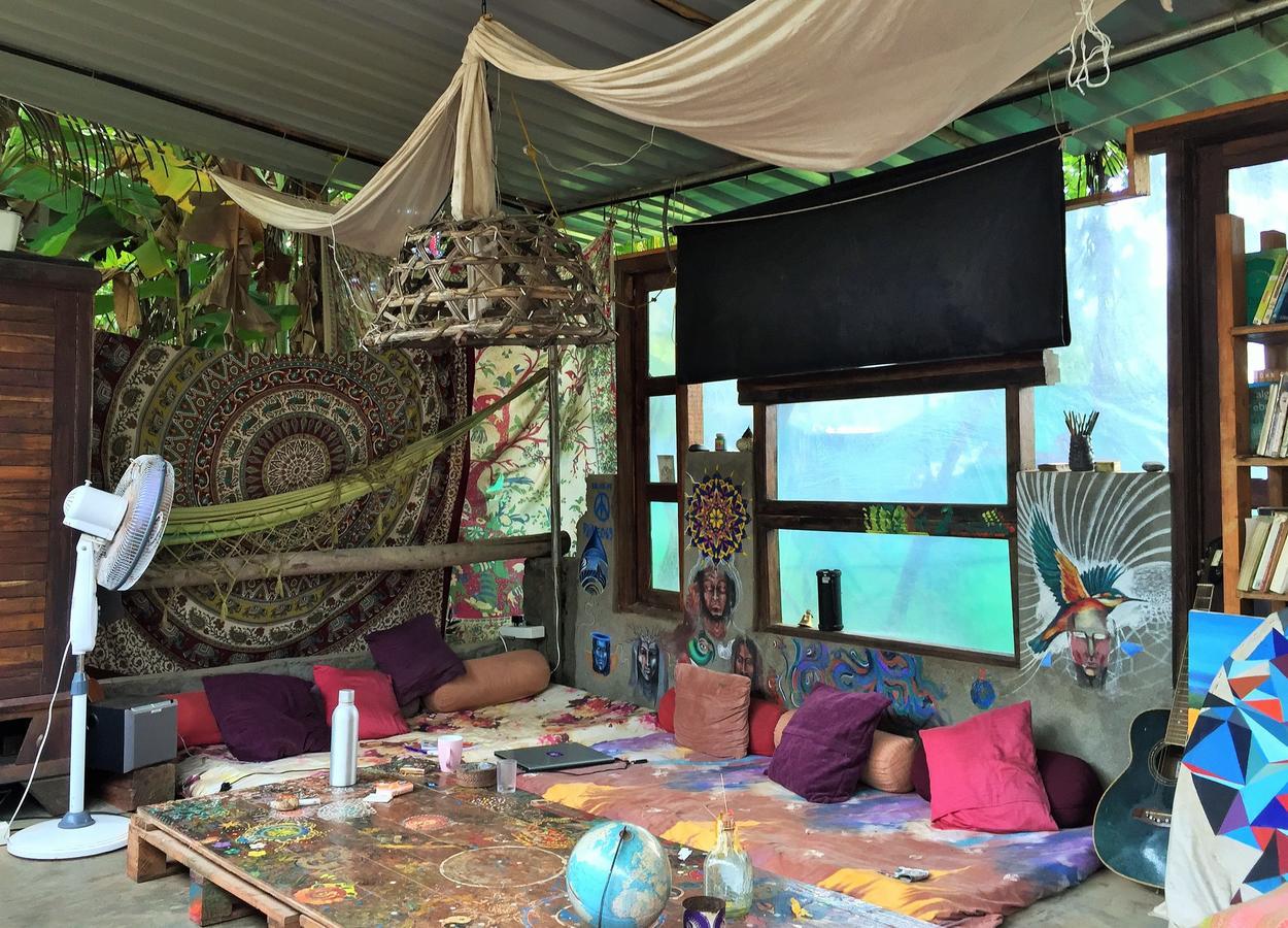 Wonderland Hostel อันจูนา ภายนอก รูปภาพ