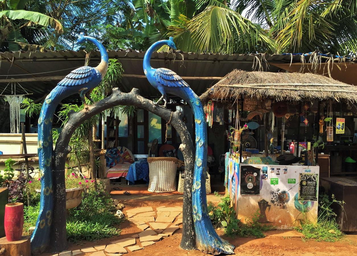 Wonderland Hostel อันจูนา ภายนอก รูปภาพ