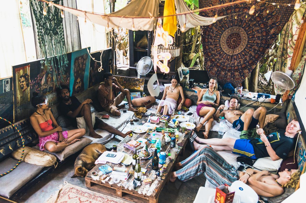 Wonderland Hostel อันจูนา ภายนอก รูปภาพ