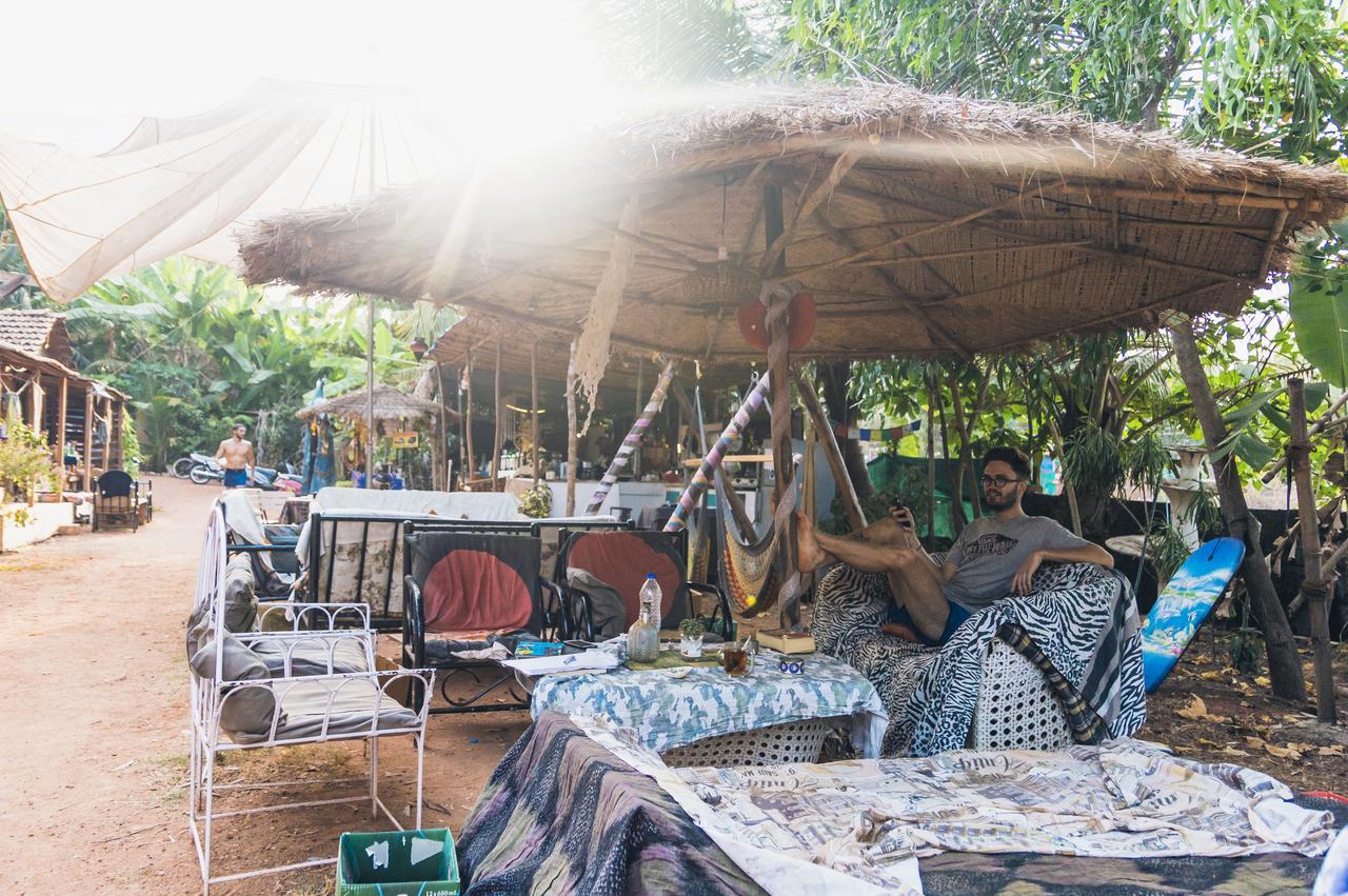 Wonderland Hostel อันจูนา ภายนอก รูปภาพ