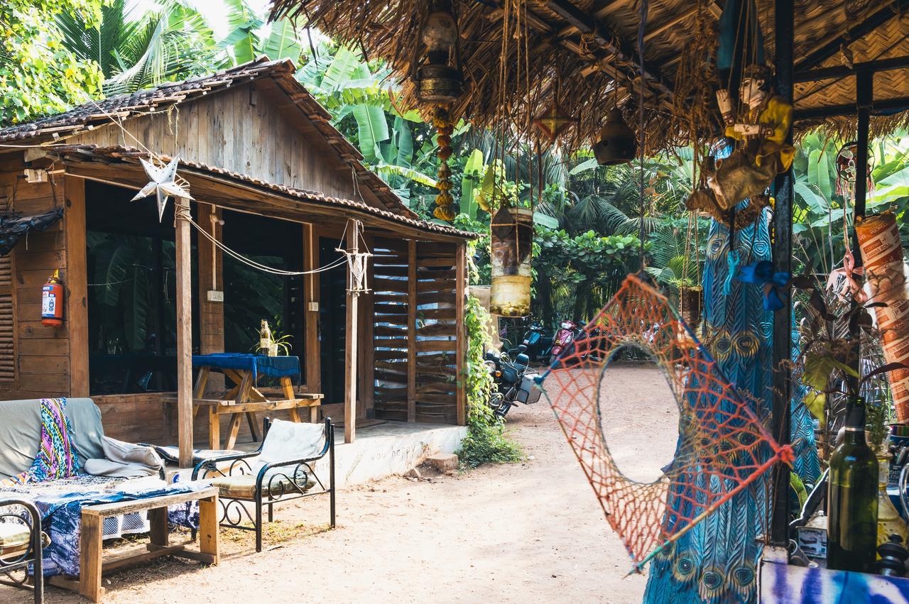 Wonderland Hostel อันจูนา ภายนอก รูปภาพ
