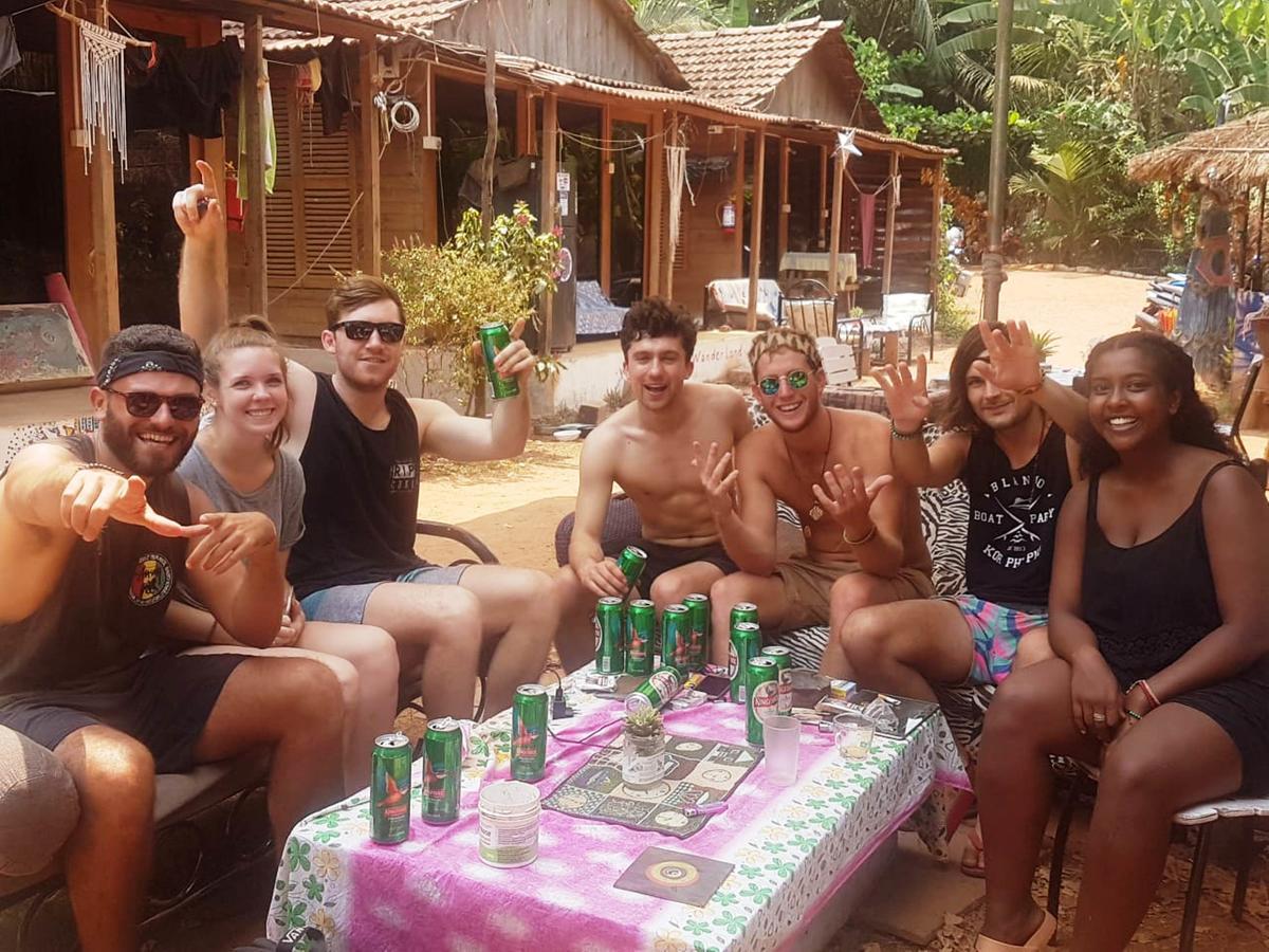 Wonderland Hostel อันจูนา ภายนอก รูปภาพ