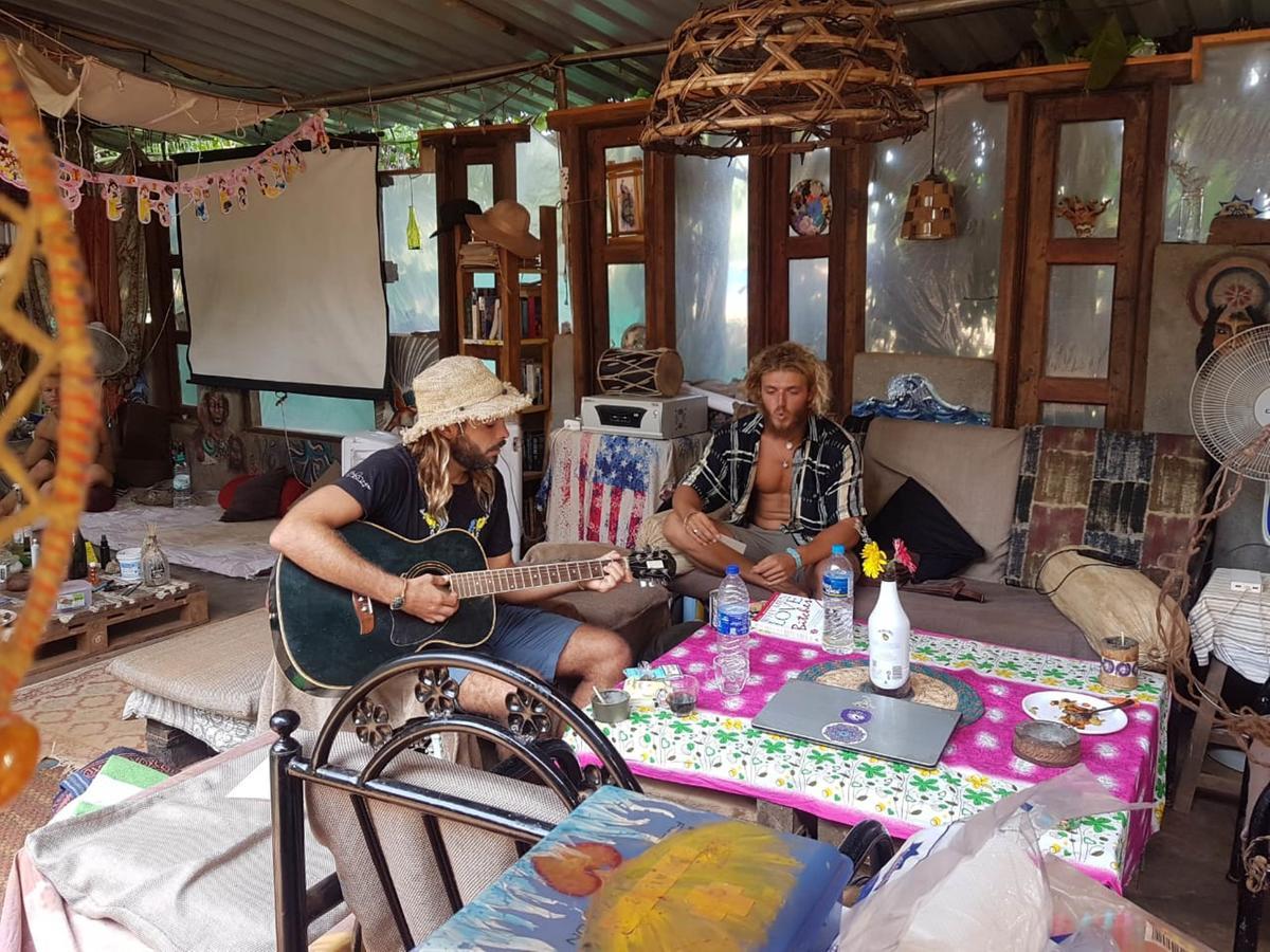 Wonderland Hostel อันจูนา ภายนอก รูปภาพ