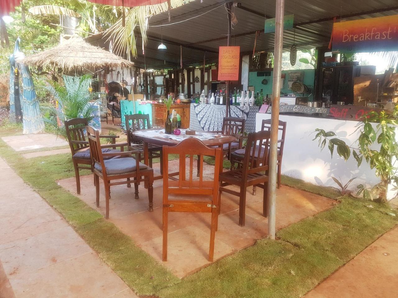 Wonderland Hostel อันจูนา ภายนอก รูปภาพ
