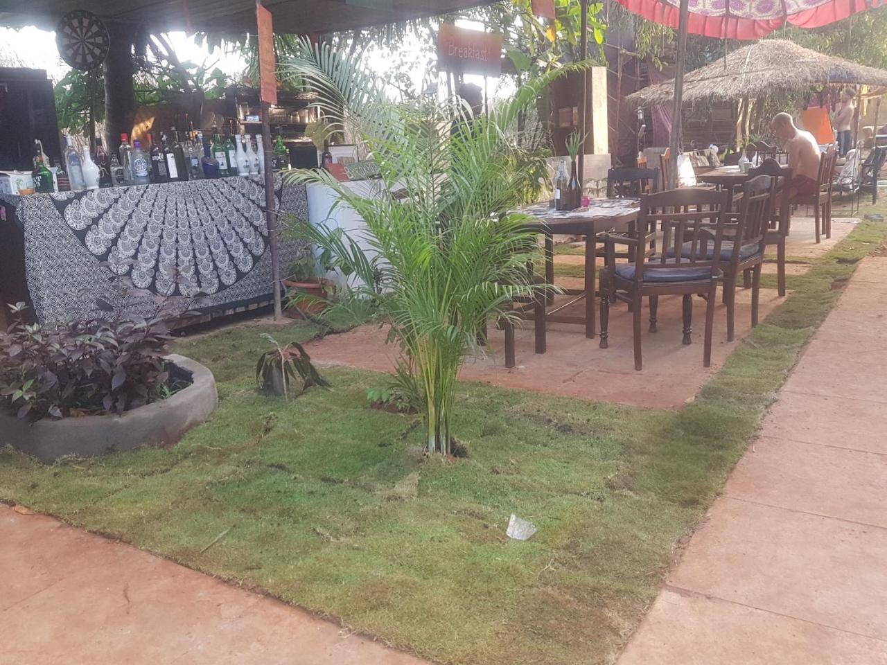 Wonderland Hostel อันจูนา ภายนอก รูปภาพ