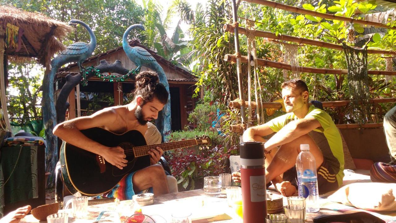 Wonderland Hostel อันจูนา ภายนอก รูปภาพ