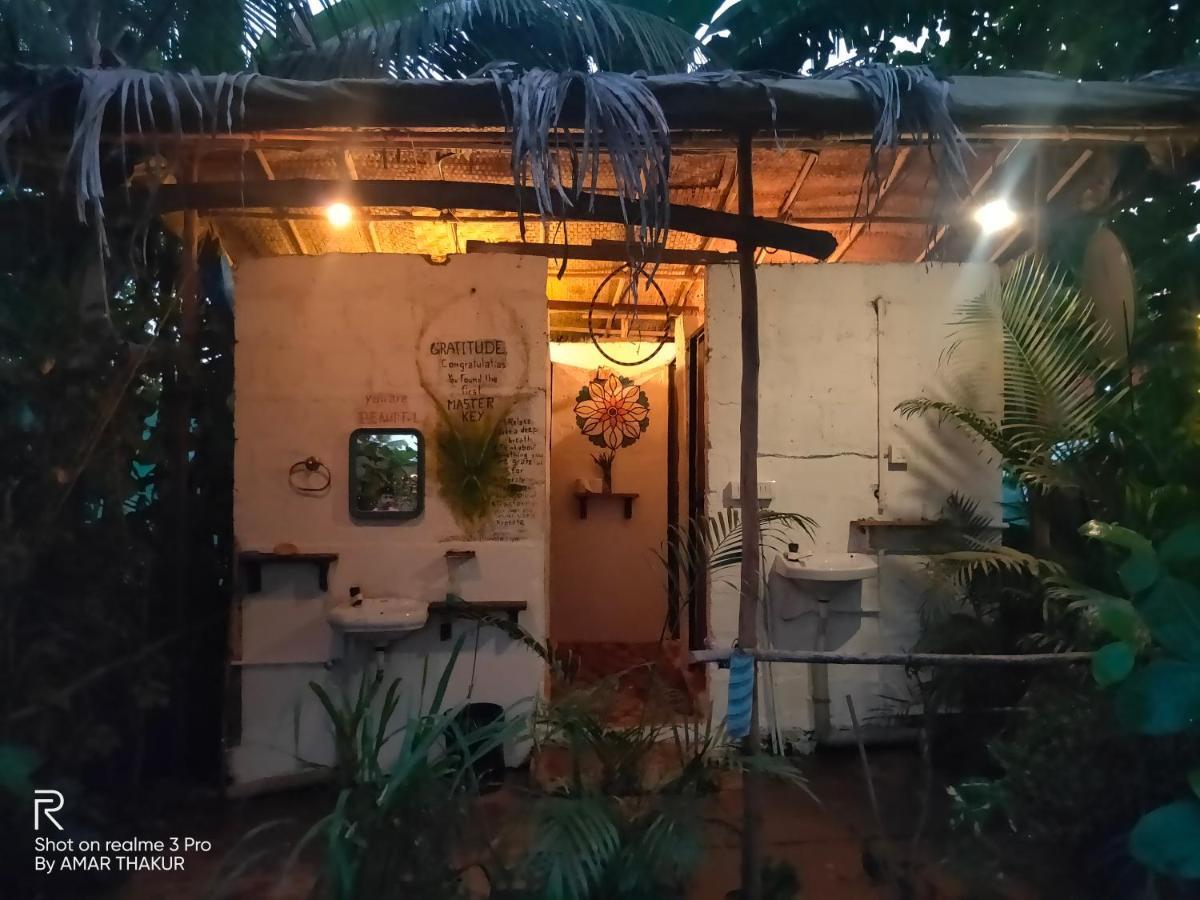 Wonderland Hostel อันจูนา ภายนอก รูปภาพ